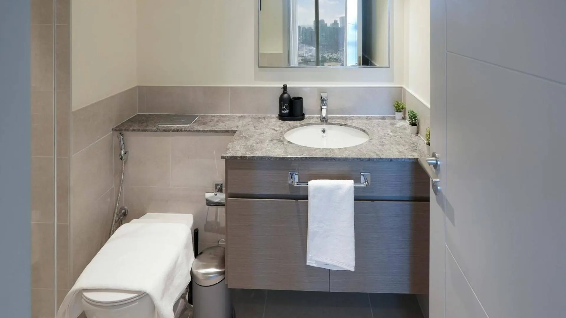 Apartament Chic 2-Bedroom Downtown Gem Dubaj