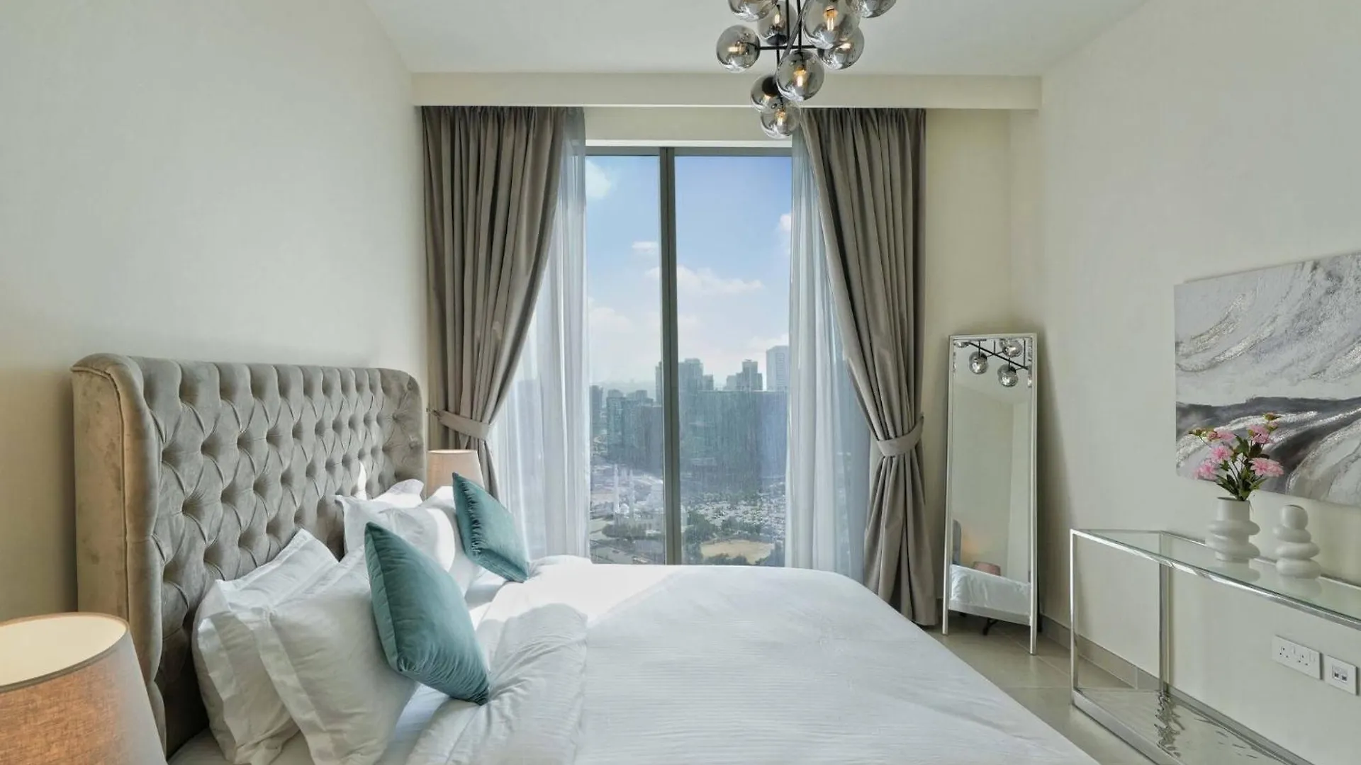 Apartament Chic 2-Bedroom Downtown Gem Dubaj